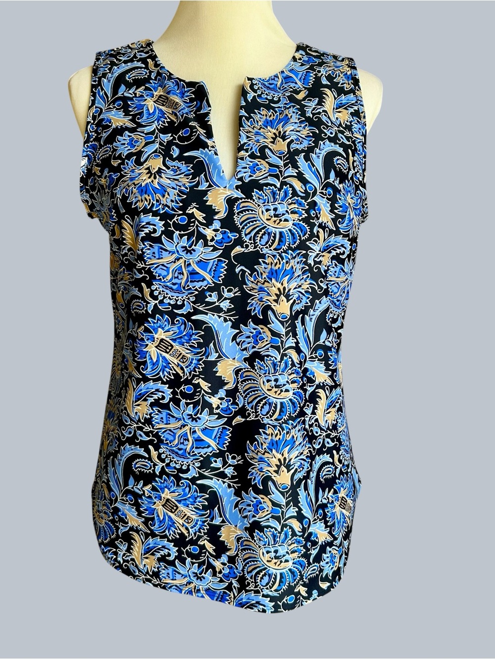 Jude Connally Top Size L Blue Black Floral Sleeveless Stretch Knit V-Neck